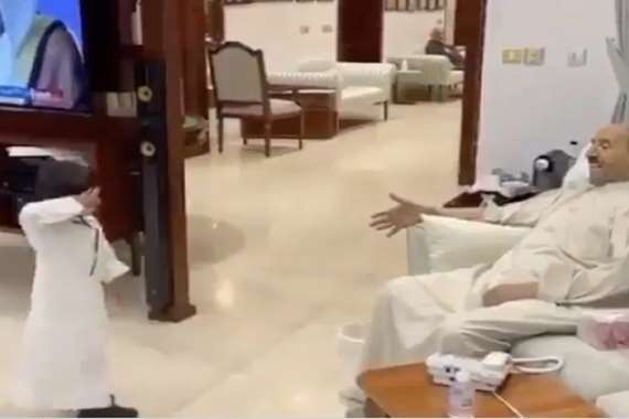 مقطع فيديو لأمير الكويت مع حفيده يشعل مواقع التواصل